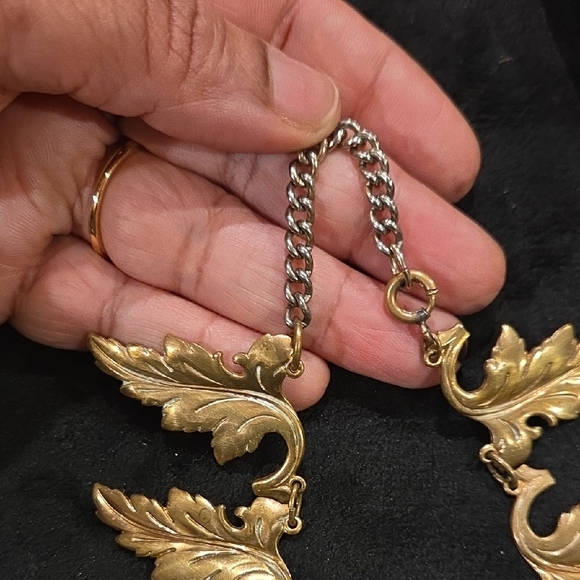 Vintage Elegant Gold Leaf Necklace - Picture 3 of 5